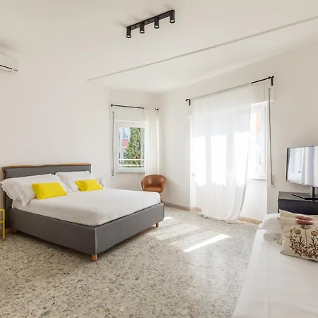 Luminous Family With Balcony By St Peter Apartment *